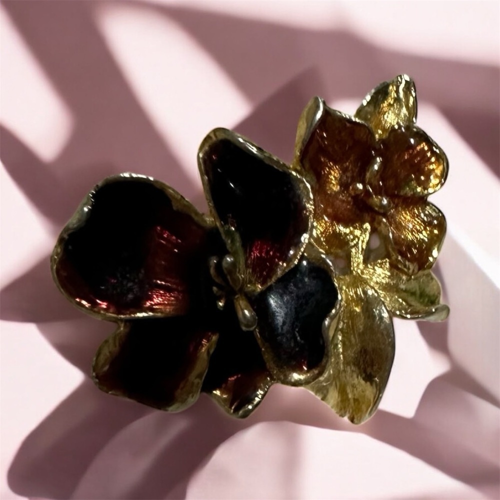 Elegant Gold and Black Floral Ring